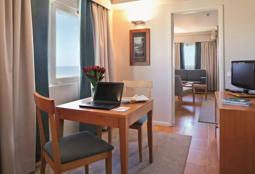 سوییت خانوادگی, Ozadi Altura Beach Resort