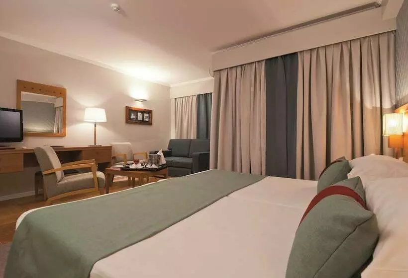 سوییت خانوادگی, Ozadi Altura Beach Resort
