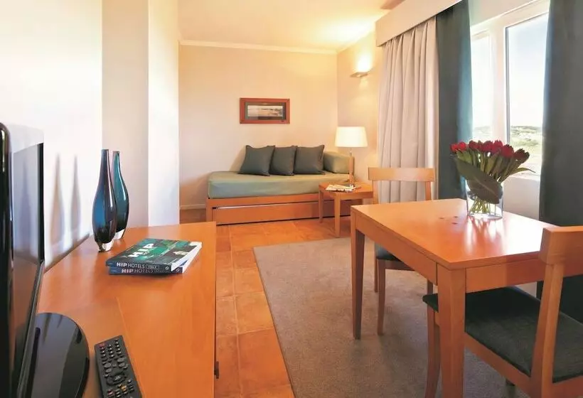 سوییت خانوادگی, Ozadi Altura Beach Resort