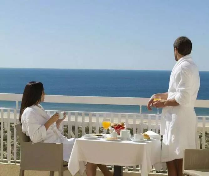 سوییت خانوادگی, Ozadi Altura Beach Resort