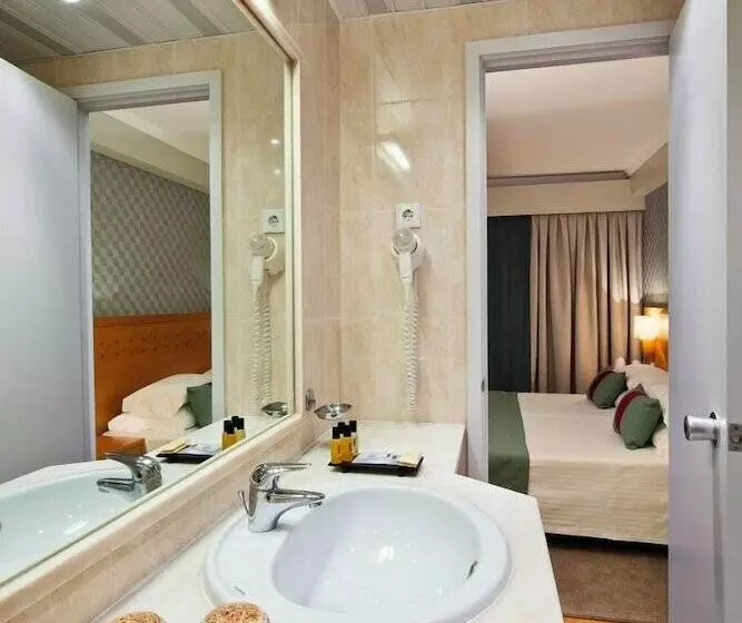 سوییت خانوادگی, Ozadi Altura Beach Resort