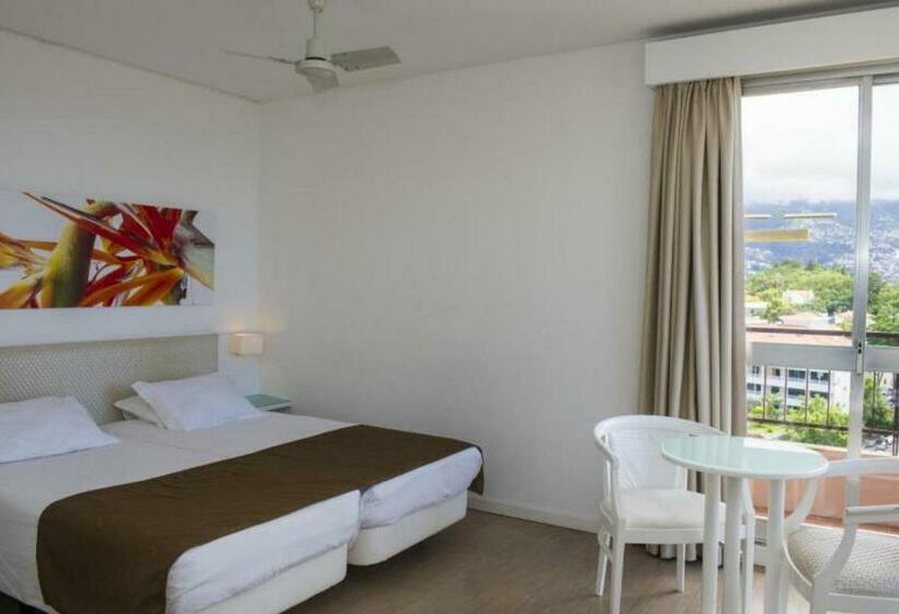 标准三人间, Dorisol Estrelicia