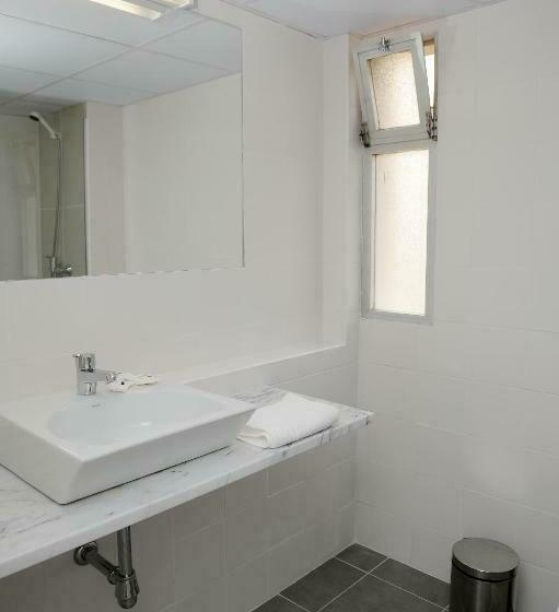 标准三人间, Dorisol Estrelicia