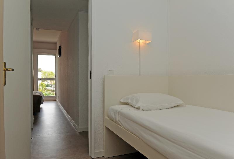 标准三人间, Dorisol Estrelicia