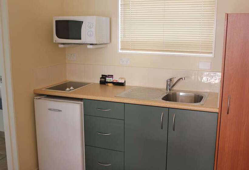 סטודיו אקזקיוטיב, Bk S Egmont Motor Lodge