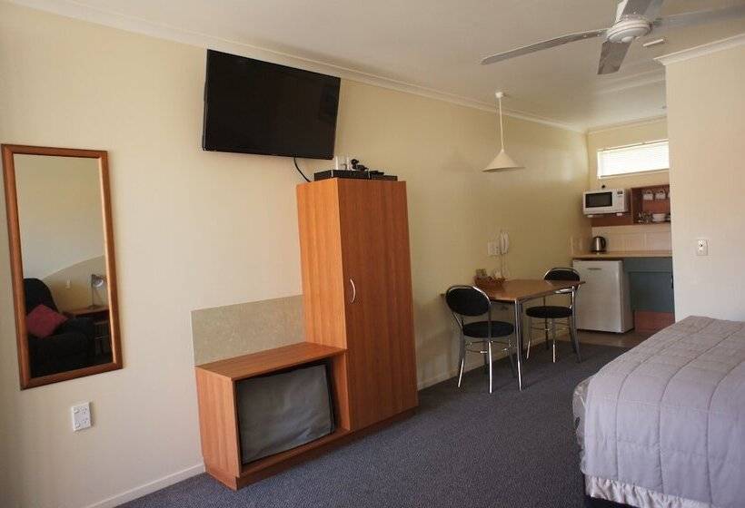 סטודיו אקזקיוטיב, Bk S Egmont Motor Lodge