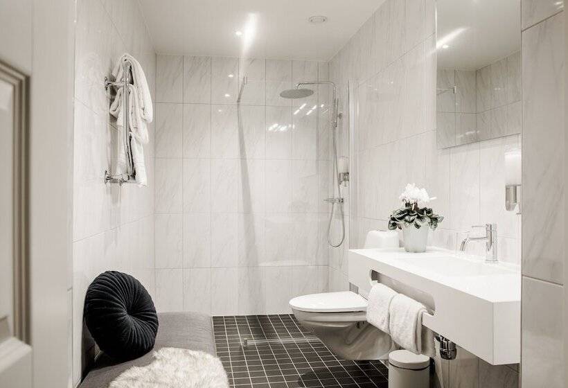 جناح جونيور, Höörs Gästgifwaregård