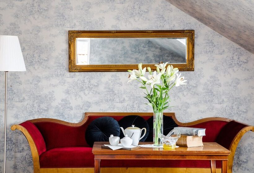 جناح جونيور, Höörs Gästgifwaregård