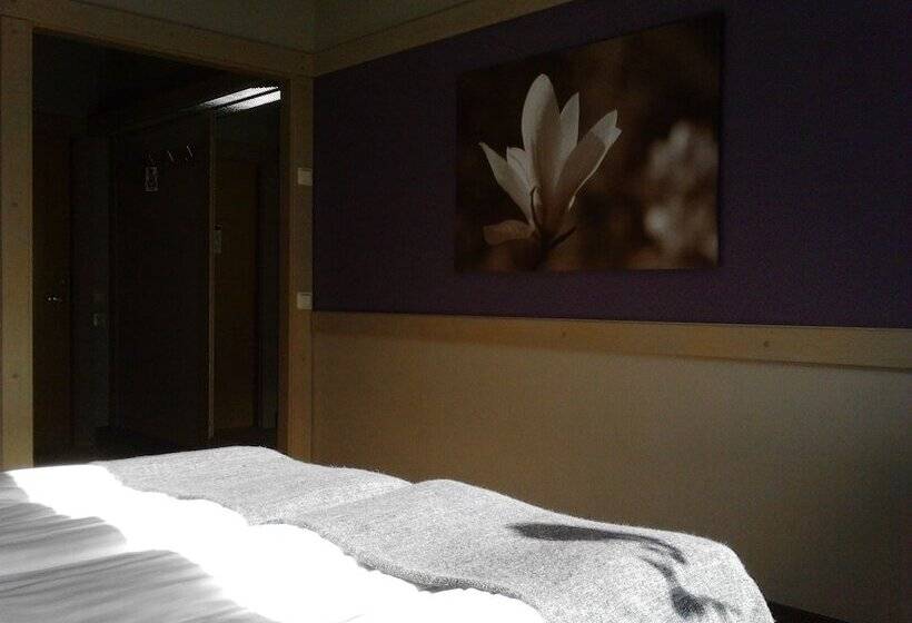 חדר סטנדרט לשלושה, L Valhall