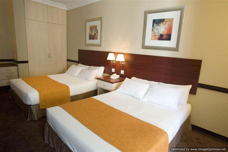 اتاق استاندارد, New Ambassador