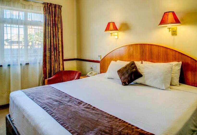 اتاق لوکس, New Ambassador