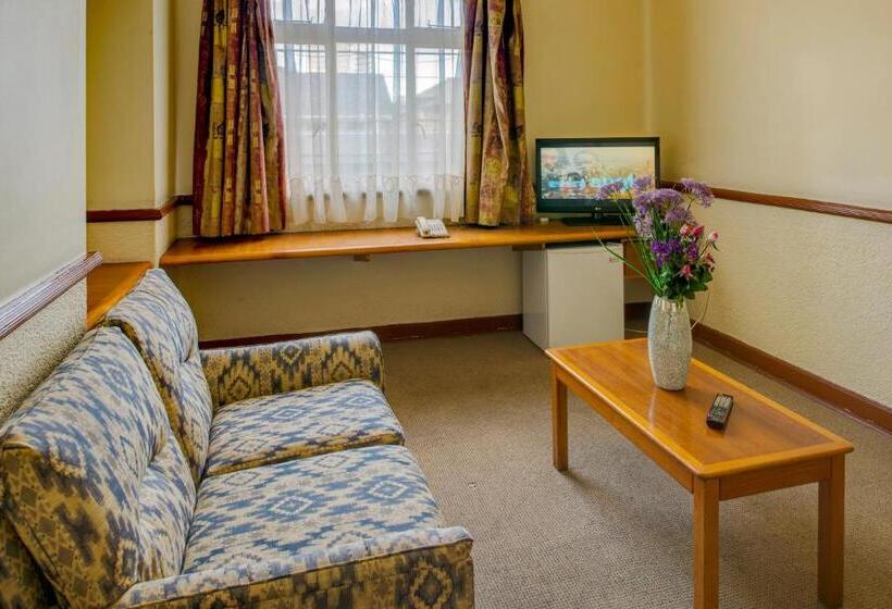 اتاق لوکس, New Ambassador