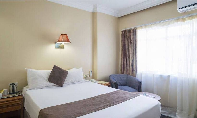 اتاق استاندارد, New Ambassador