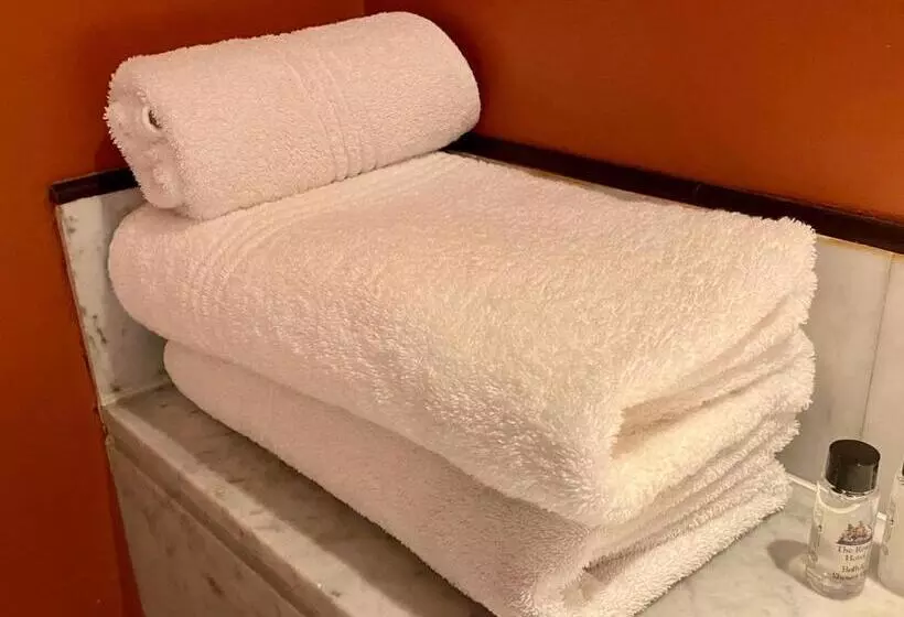 اتاق لوکس, The Royal Hotel By Coastlands Hotels & Resorts