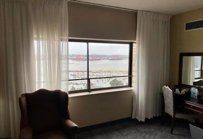 سوییت خانوادگی, The Royal Hotel By Coastlands Hotels & Resorts