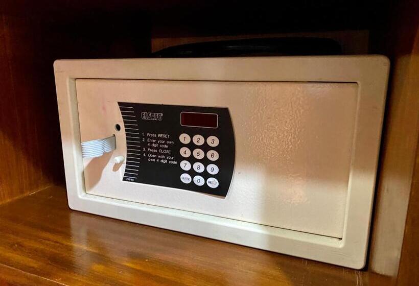 Номер Deluxe, The Royal Hotel By Coastlands Hotels & Resorts