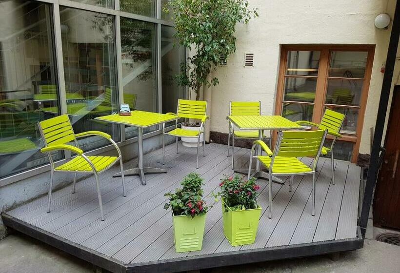 标准单人间, Anna