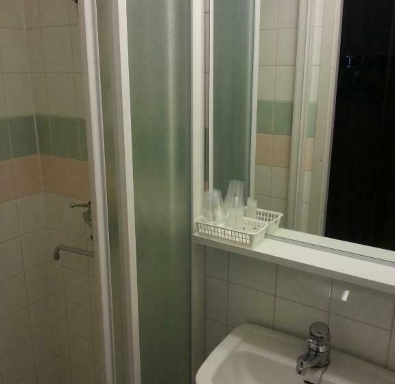 标准单人间, Anna