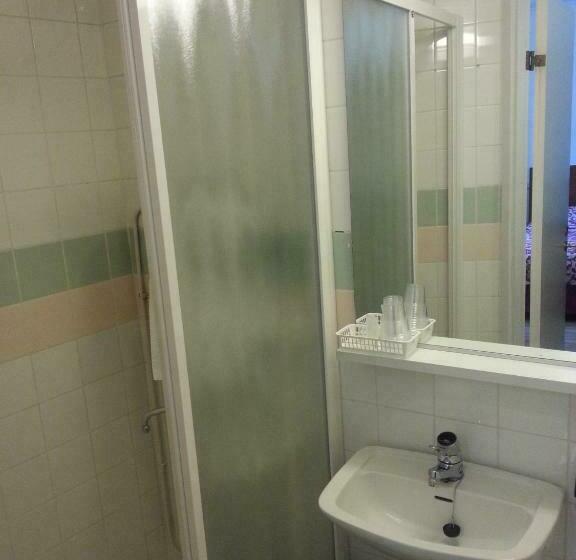 高级单人间, Anna