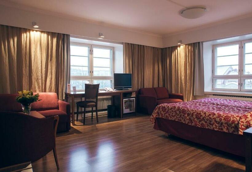 高级大房间, Anna