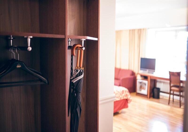 高级大房间, Anna