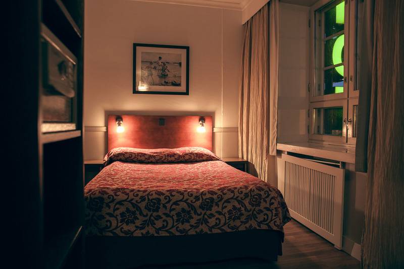 高级单人间, Anna