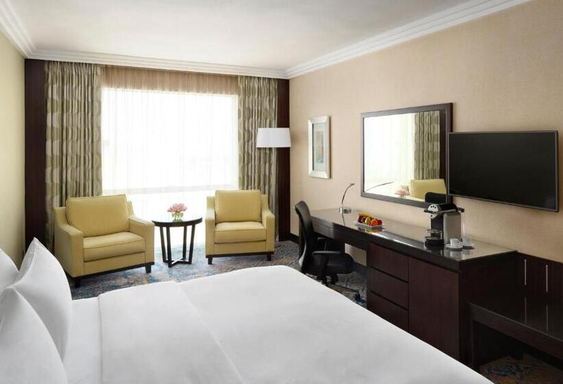 带大床的俱乐部房间, Crowne Plaza Jeddah, An Ihg