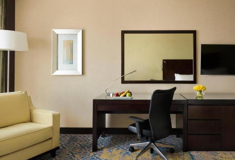 带大床的俱乐部房间, Crowne Plaza Jeddah, An Ihg