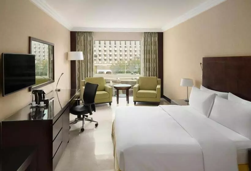 اتاق استاندارد با تخت بزرگ برای معلولان, Crowne Plaza Jeddah, An Ihg