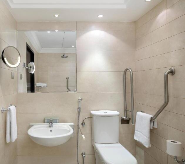 适合残疾人士使用的带超级大床的标准间, Crowne Plaza Jeddah, An Ihg
