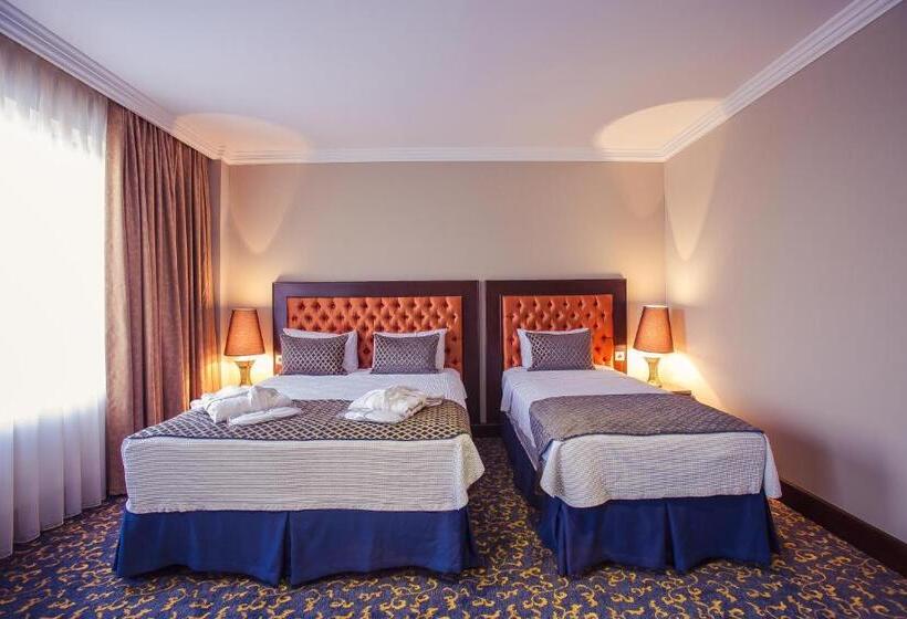 اتاق سوپریور سه تخته, Intourist Palace Batumi