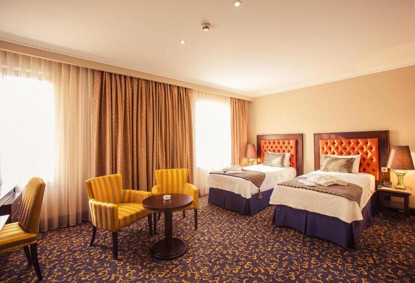 اتاق سوپریور سه تخته, Intourist Palace Batumi