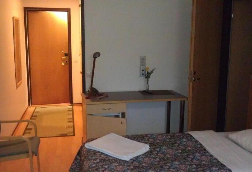 חדר משפחתי, Tulikettu