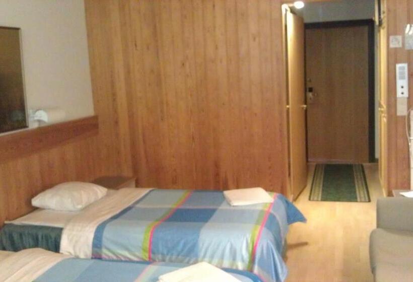 חדר סטנדרט לשלושה, Tulikettu