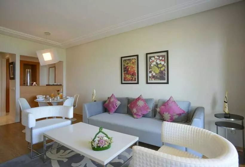 سوییت جونیور, Nozha Beach Resort & Spa