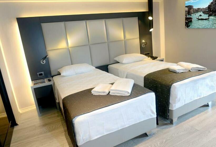 Camera Business, Hisar Hotel