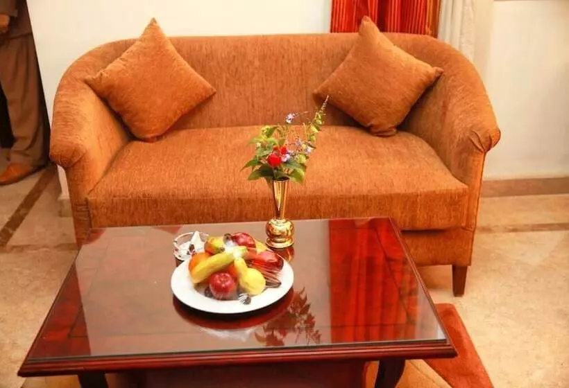 سوئیت با چشم‌انداز رودخانه, Aracan Eatabe Luxor