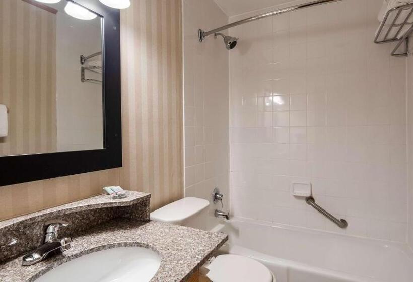 جناح مزوَّد بشرفة, Best Western Adirondack Inn