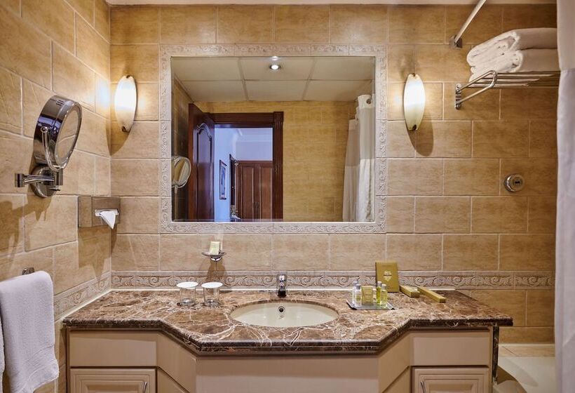 اتاق لوکس با تخت بزرگ, Hilton Cairo Zamalek Residences
