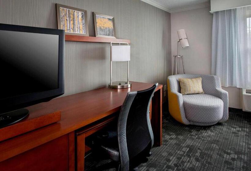 מיטת קינג בסוויטה, Sonesta Select Tinton Falls Eatontown