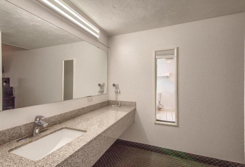 חדר בסיסי לשלושה, Americas Best Value Inn Uvalde