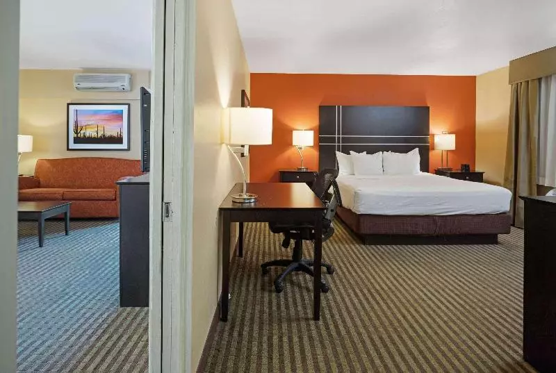 سوییت با چشم‌انداز استخر, La Quinta By Wyndham Tucson   Reid Park