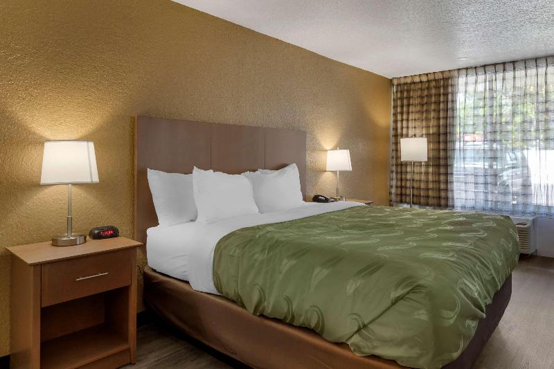 Номер Стандарт Кровать Кинг Адаптированный для Инвалидов, Quality Inn Saint Petersburg Northtampa Bay