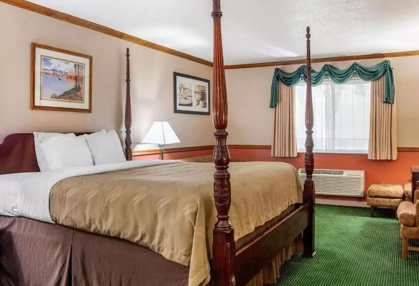 キングサイズベッドのスイートルーム, Quality Inn & Suites