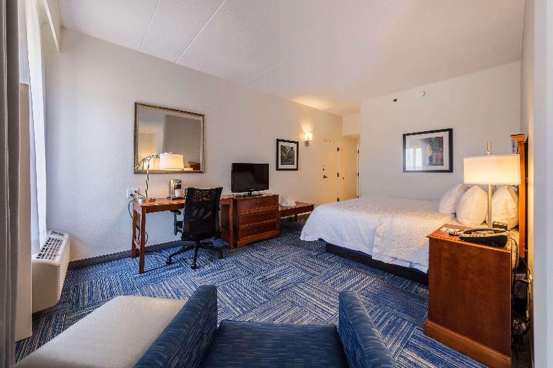 带大床的标准间, Allentown Park Hotel, Ascend Hotel Collection