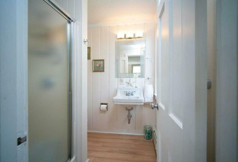 استودیوی لوکس, Captain Gosnold Village