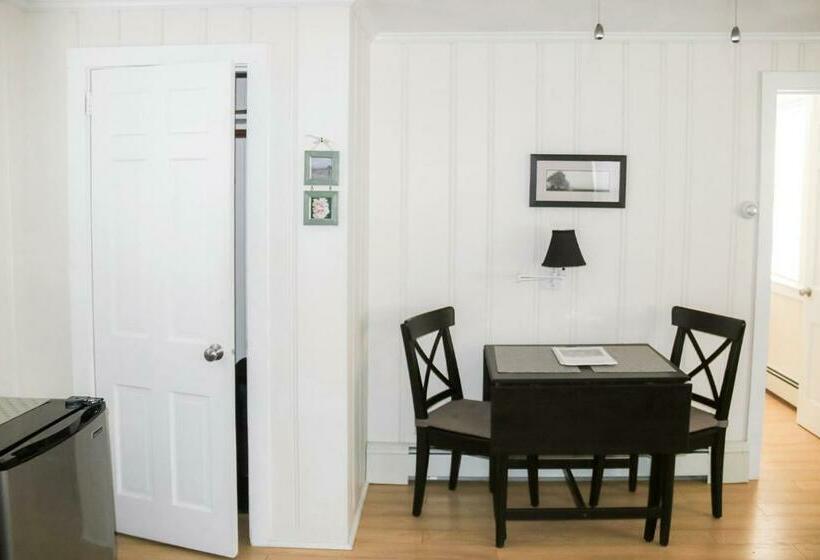 استودیوی لوکس, Captain Gosnold Village