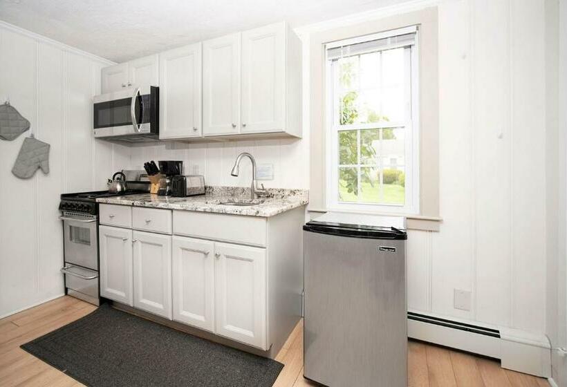 استودیوی لوکس, Captain Gosnold Village