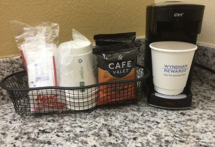 ２ダブルベッドのスタンダードルーム, Days Inn By Wyndham Aiken  Interstate Hwy 20
