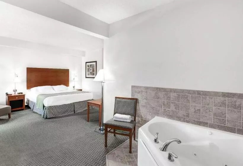 キングサイズベッドのスイートルーム, Days Inn By Wyndham Carroll